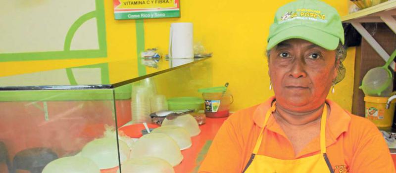 La manabita Shenny Zambrano es la propietaria de los cebichochos El Popeye, ubicados en Santo Domingo. Foto: Juan Carlos Pérez para LÍDERES