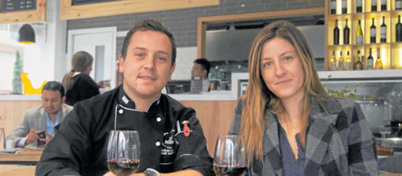 Adrián Escardó, chef ejecutivo, y Camila Avellán, propietaria del restaurante, en el local ubicado en la Portugal. Foto: julio Estrella / LÍDERES