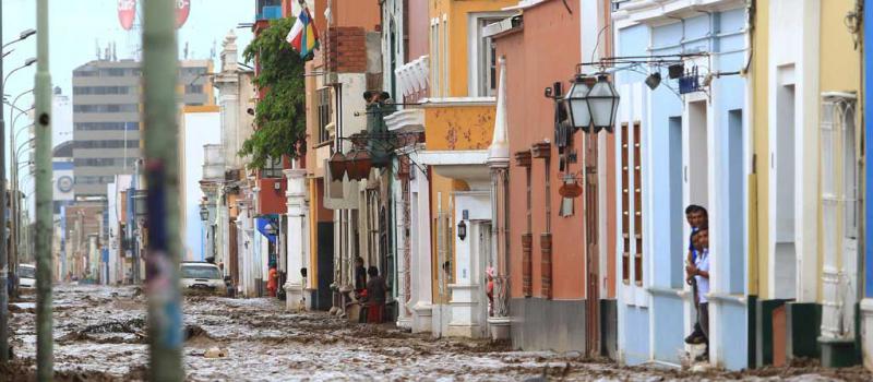 La lluvia provocó acumulación de agua en el centro de Trujillo a pocos kilómetros de Lima. Foto: AFP