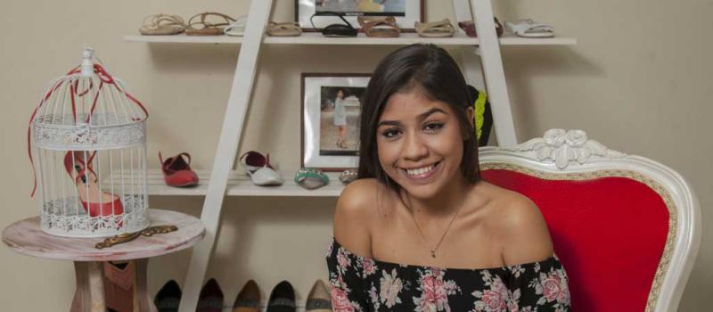 Amy Monroy, de 22 años, es una de las creadoras de calzado Monroy.  Trabaja con su hermana Dayana; la tienda está en el norte de Guayaquil. Foto: Enrique Pesantes / LÌDERES