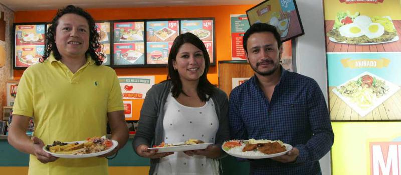 Rubén Corrales, Ximena Oña y Pablo Pineda son tres amigos que levantaron el restaurante Megalunch, en el norte de Quito. Su idea fue ayudar a las personas de Manabí tras el terremoto. Fotos: Paúl Rivas / LÍDERES