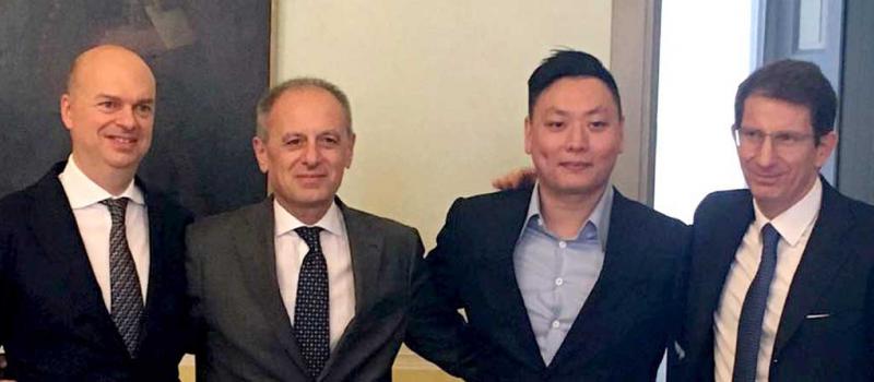David Han Li (2d), quien se convertirá previsiblemente en el presidente del equipo AC Milán, junto al consejero delegado de Fininvest, Danilo Pellegrino. Foto: EFE