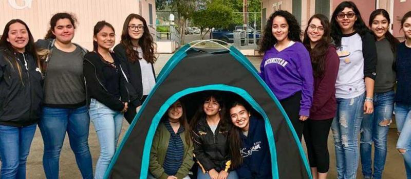 La instalación de tecnología solar en miniatura en una carpa móvil es una propuesta de 12 alumnas latinas de la escuela San Fernando 'Magnet', en el condado de Los Ángeles. Foto: Facebook / Kenia Shi