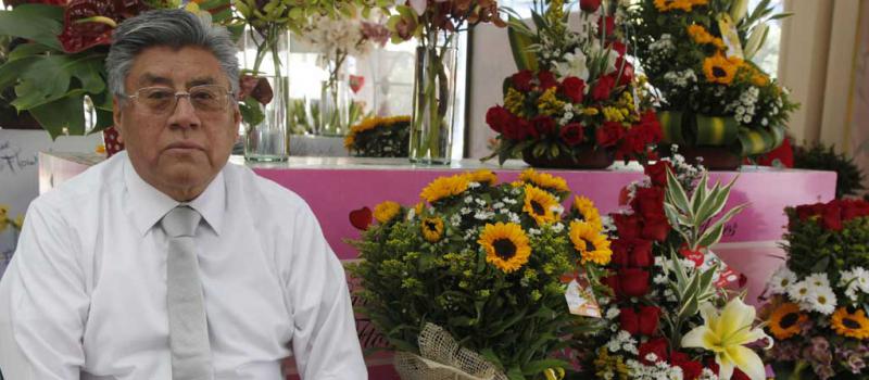 Carlos Muzo, propietario de La Orquídea, explica que inició el negocio en Quito con su esposa en un local de 2x2 metros, con una inversión de 2 000 sucres hace medio siglo. Foto: Patricio Terán  / Líderes