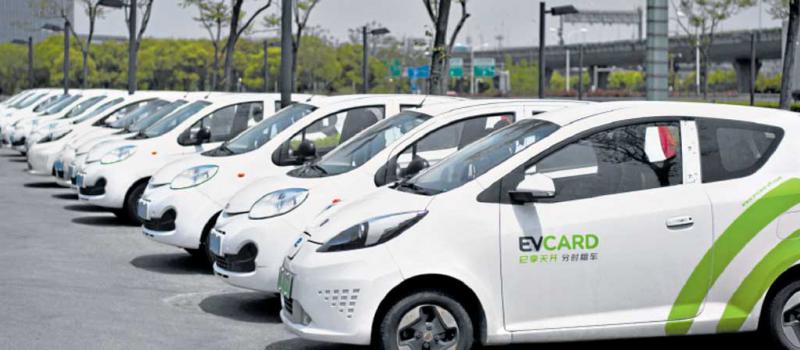 Los vehículos eléctricos EV Card pertenecen al grupo SAIC Motor, que tiene su base en Shanghái. La empresa instaló una flota de vehículos eléctricos compactos en toda la metrópolis. Fotos: AFP