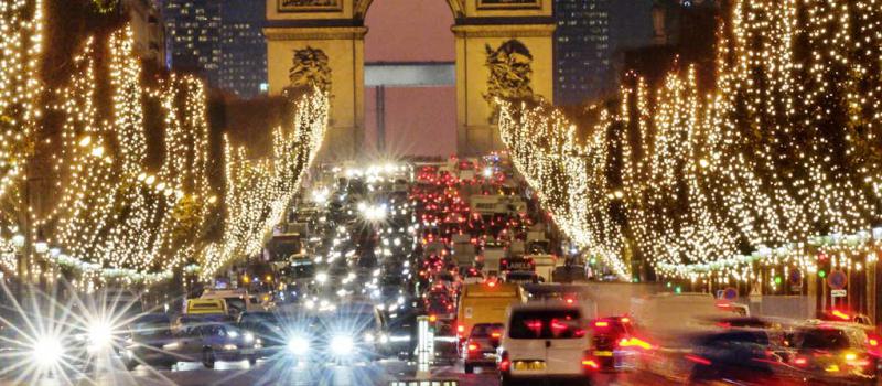 Los Campos Elíseos son un destino turístico para los visitantes que llegan a París, en cualquier fecha del año. Foto:  Archivo AFP