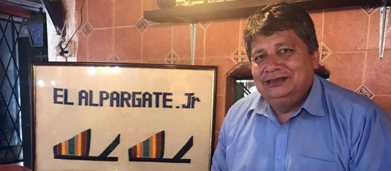Wilson López, propietario de El Alpargate de los Tejares, es parte de la cuarta generación que está al frente de este negocio. Foto: Sebastián Angulo / LÍDERES