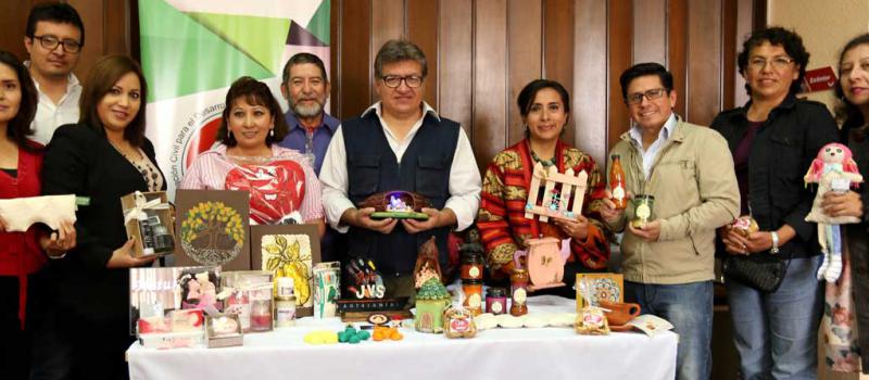 Un grupo de propietarios de los emprendimientos expuso sus productos elaborados en forma artesanal. Se venden en Tungurahua y el país. Foto: Glenda Giacometti / LÍDERES