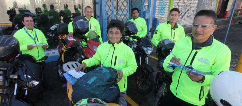Édison Unaucho (derecha) y algunos de los mensajeros que son parte de Moto Envíos.EC. Foto: Julio Estrella / LÍDERES