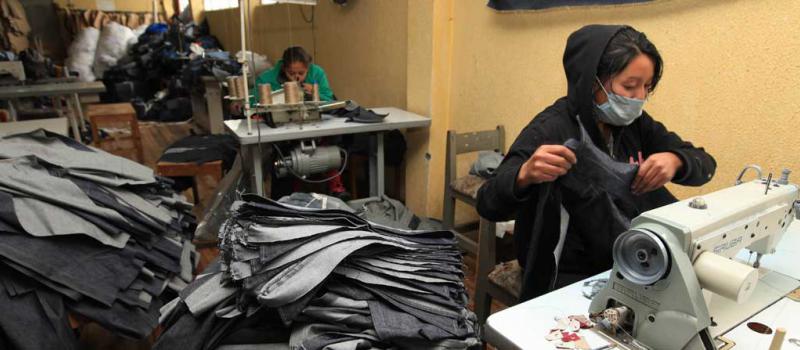 La confección de las prendas jean, en el cantón Pelileo, da empleo a más de 15 000 personas. La red de maquilas funciona en  esta urbe conocida como ‘La ciudad azul’. Foto: Glenda Giacometti / LÍDERES