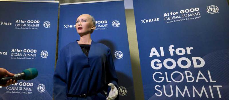 Con una fisonomía tomada prestada de personalidades como Audrey Hepburn, el software de inteligencia artificial permite a este androide mantener el contacto visual. Foto: AFP
