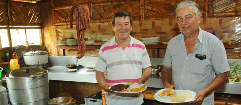 Los hermanos Clemente y Líder Zambrano son los propietarios del restaurante La Choza, ubicado en el recinto La Bramadora de Flavio Alfaro. Foto: Juan Carlos Pérez para LÍDERES