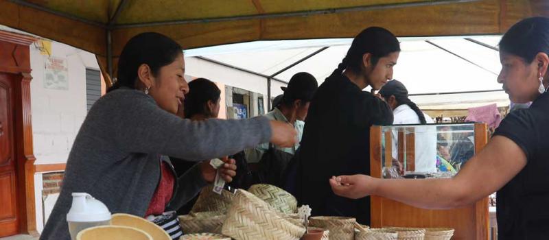 Las ferias que se realizan que organiza el Municipio de Saraguro son las principales alternativas para la comercialización de artesanías. Foto: cortesía de Vistalasur