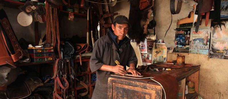 Segundo Guamán es uno de los talabarteros que mantienen esta tradición, en la capital de Chimborazo. Foto: Glenda Giacometti / LÍDERES