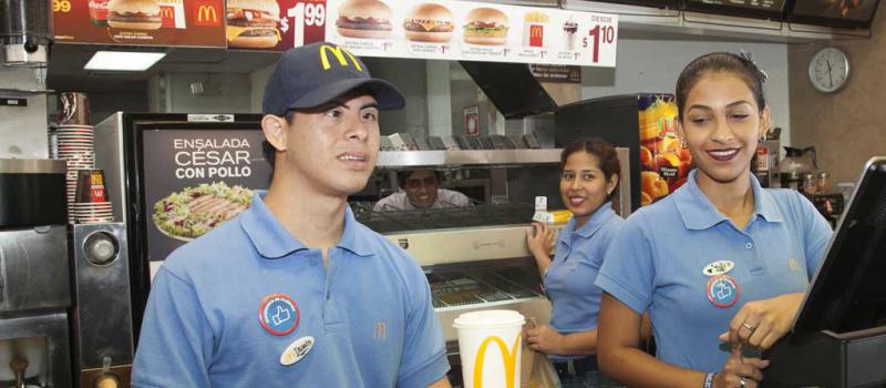 Dennis Ortiz (izquierda) trabaja hace cinco años en  McDonald’s. Actualmente cumple funciones como auxiliar de restaurante en la cadena de comida. Foto: Mario Faustos / LÍDERES