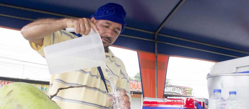 Jorge Carvajal envasa  el agua de coco en botellas de plástico con capacidad para medio litro. Su negocio lo tiene en Rocafuerte, Manabí. Foto: Katherine Delgado para LÍDERES