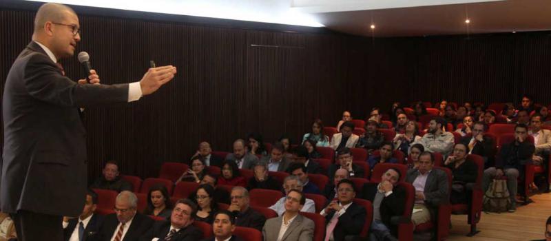 Alfredo Hoyos, presidente de la Asociación Ecuatoriana de Plásticos (Aseplas), habló sobre la experiencia industrial con la universidad.