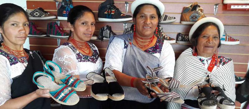Las mujeres de la comunidad Chibuleo confeccionan zapatos, sandalias, de taco para el hombre y la mujer. Foto: Modesto Moreta / LÍDERES