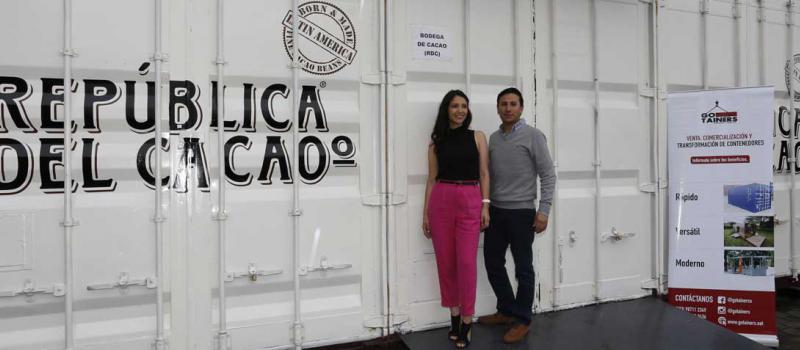 Fernanda Álvarez y Manuel Jiménez son dos jóvenes emprendedores que construyeron una bodega móvil para guardar cacao fino de aroma, solicitada por una compañía chocolatera. Foto: Alfredo Lagla / LÍDERES