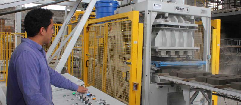La planta de producción de esta empresa ibarreña utiliza tecnología española. Una de las máquinas produce en la actualidad hasta 1 500 adoquines por hora. Foto: Francisco Espinosa para LÍDERES