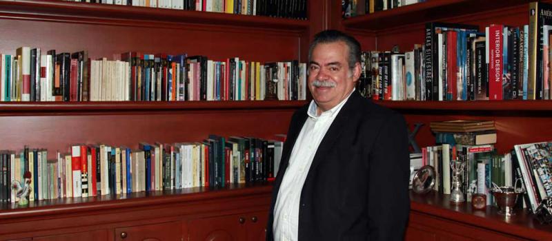 Carlos Ribadeneira, en la biblioteca de su casa ubicada en El Condado. Foto: Diego Pallero  / LÍDERES