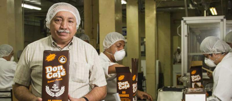 El gerente general de Solubles Instantáneos, Jorge Salcedo, muestra el producto que elabora su compañía, asentada en Guayaquil. Foto: Enrique Pesantes / LÍDERES