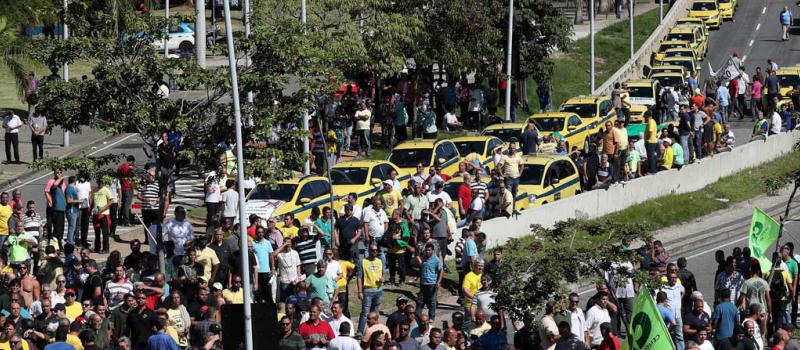 Conductores de taxis protestan hoy, jueves 27 de julio de 2017, ante la sede de la alcaldía en Río de Janeiro (Brasil). Foto: EFE