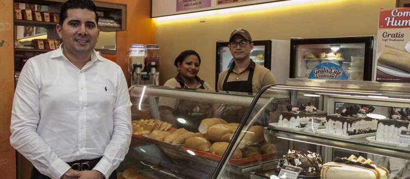 Mario Haro, gerente de marketing de Panadería California, en el nuevo local ubicado en los exteriores del malecón del Salado, en Guayaquil. Foto: Enrique Pesantes / LÍDERES