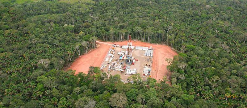 Vista aérea de una de las plataformas petroleras de Petroamazonas en el Oriente. El Gobierno estima exportar 136,6 millones de barriles de crudo este año, es el cálculo de la pro forma. Foto: Flickr Petroamazonas
