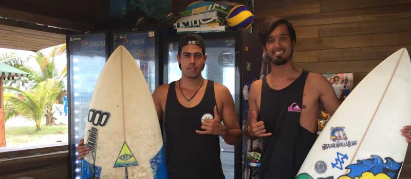 Stuart Camacho y Rolf Zerna  son instructores de surf en el emprendimiento Pura Vida, en la playa de este balneario esmeraldeño. Foto: Marcel Bonilla/ LÍDERES