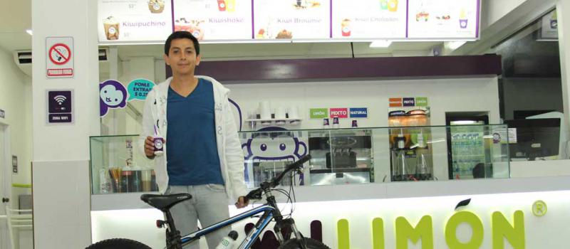 En su bicicleta, Hugo Luna visita todos los días los tres locales de Kiwi Limón  en Santo Domingo para supervisar la atención al cliente. Foto: LÍDERES