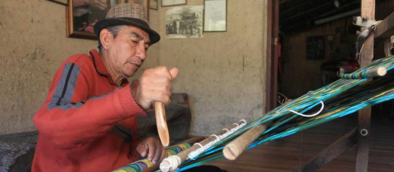 José Jiménez se dedica al tejido del chal de la Chola Cuencana desde hace medio siglo. Aprendió de sus padres. Foto: Xavier Caivinigua para LÍDERES