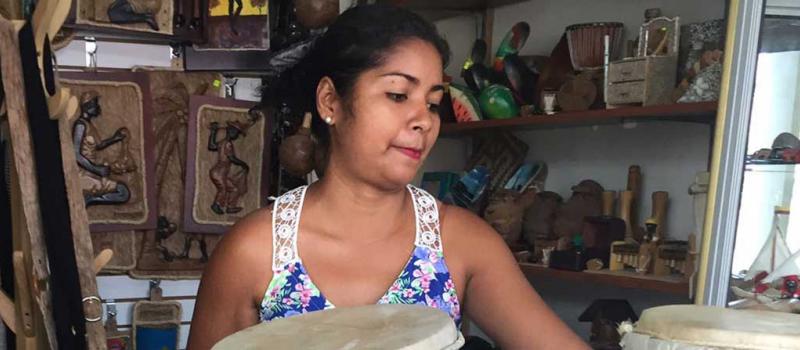 Karina Aguirre es una de las artesanas que vende réplicas de instrumentos musicales. Fotos: Marcel Bonilla /Líderes