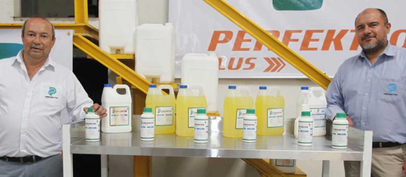 Jorge Garzón y Frank Villegas decidieron crear su línea de productos de limpieza Perfektto Plus, que lleva ya tres años en el mercado. La empresa tiene su propia planta. Foto: Foto: Galo Paguay / LÍDERES