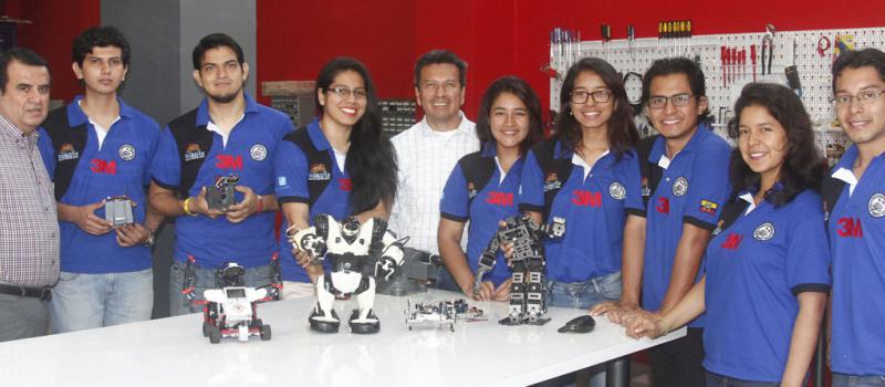 Efrén Herrera (centro) con parte de los estudiantes que integran el club Robota, en la Espol, en Guayaquil. Foto: Joffre Flores / LÍDERES