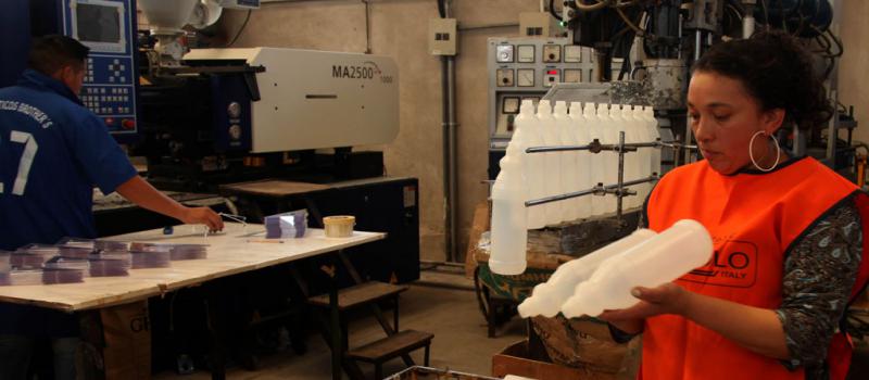 En esta empresa ambateña se producen reglas, material didáctico, envases plásticos para agua destilada y más. También, forros de mica, tableros de dibujo. Foto: Glenda Giacometti /LÍDERES