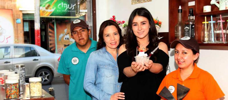 Ángel García, Patricia Guzmán, Daniela Arias y Andrea Zavala, en la heladería. Foto: Glenda Giacometti / LÍDERES