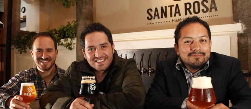 Los hermanos José y Carlos Pinos, junto con Pablo David Escobar (centro de la foto) son los propietarios de la Cervecería Santa Rosa, que tiene una planta de producción y dos locales. Foto: Patricio Terán / LÍDERES