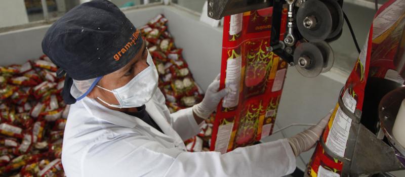 En la Procesadora de Alimentos Gramolino, ubicada en Tumbaco, se selecciona los granos y luego se los empaca para distribuirlos a tiendas y supermercados del país. Foto: Galo Paguay / LÍDERES