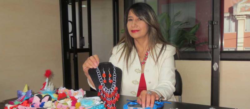 Martha Lema es la propietaria y diseñadora de Joyas Artesanales Azur. Su taller está en Riobamba. Foto: Cristina Márquez / LÍDERES