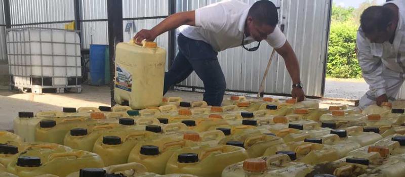El aceite es almacenado en un centro de acopio en Esmeraldas. En la planta, el producto es sometido a un proceso de filtrado para quitar humedad. Fotos: Marcel Bonilla / LÍDERES