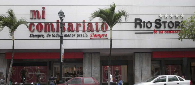 Una imagen de Mi Comisariato y Río Store ubicados en la avenida 9 de Octubre, en el centro del Puerto Principal.