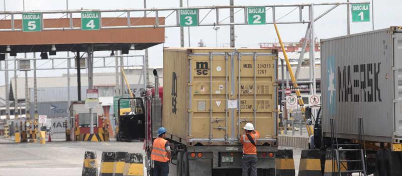 Al puerto de Guayaquil llega la mayoría de productos importados. La tasa se cobra a las mercancías que fueron embarcadas a partir del pasado lunes y que lleguen  luego al país. Foto: Mario Faustos / LÍDERES
