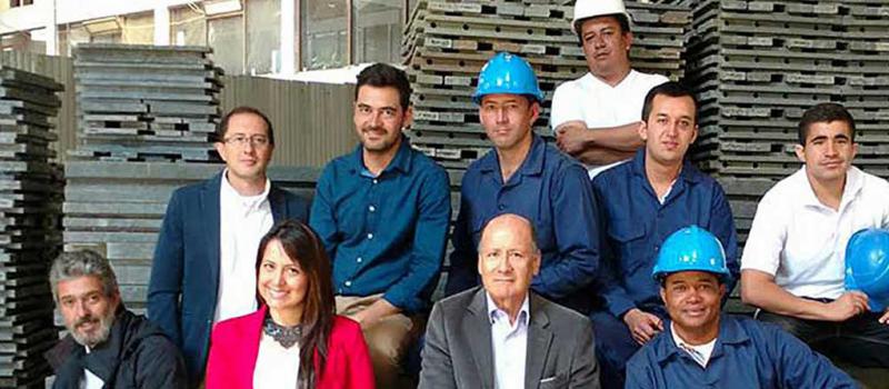 Óscar Méndez (segundo desde la izquierda en la fila superior) con el equipo de Conceptos Plásticos. Foto: Cortesía Impaqto