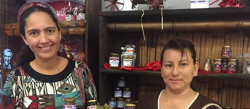 Yolanda Zamora y Luz Elena Delgado muestran los productos que elaboran en el emprendimiento. Los alimentos se comercializan en una isla dentro del centro comercial  Multiplaza. Foto: Marcel Bonilla / LÍDERES