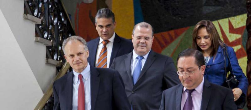 Reunion del Fondo Monetario Internacional (FMI) y miembros del Gobierno Nacional en la Presidencia de la Republica. El Ministro de Finanzas Carlos de la Torre y el representante del Fondo, Alejandro Werner (terno azul y corbata roja) dieron declaraciones.