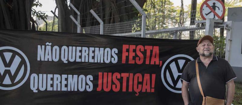 El extrabajador de Volkswagen Raimundo Nonato de Andrade protesta contra un acto en el que se presentó un informe sobre la actuación de Volkswagen en la dictadura. Foto: EFE
