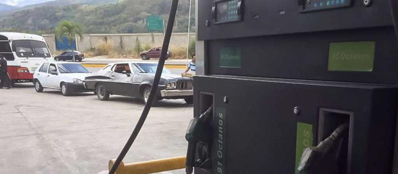 Vista de una estación de gasolina de Petróleos de Venezuela, donde se evidencia retraso en la venta de combustible. Foto: EFE