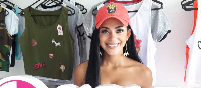 Andrea Zambrano es la diseñadora y propietaria del negocio Salmos Store, que nació en Santo Domingo y elabora camisetas, gorras y almohadones con diseños originales. Foto: Juan Carlos Pérez para LÍDERES