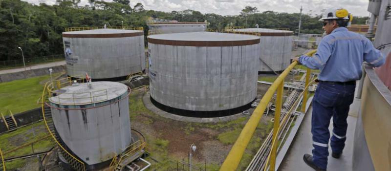 En el 2017, el  incremento del precio del crudo representó ingresos adicionales por cerca de USD 4 millones por día para Ecuador. Una imagen de un campo petrolero en la Amazonía. Foto: Archivo / LÍDERES